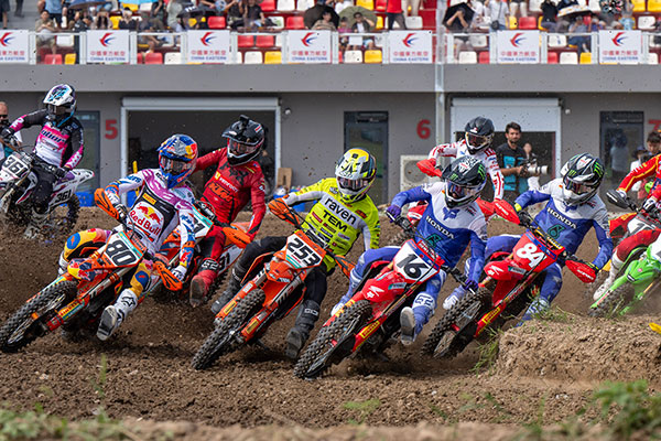 Photo of the MXGP class start at the 2006 MXGP of China.